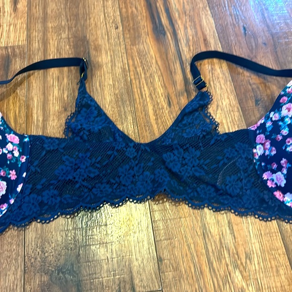 Victoria’s Secret front close bra - Picture 3 of 3